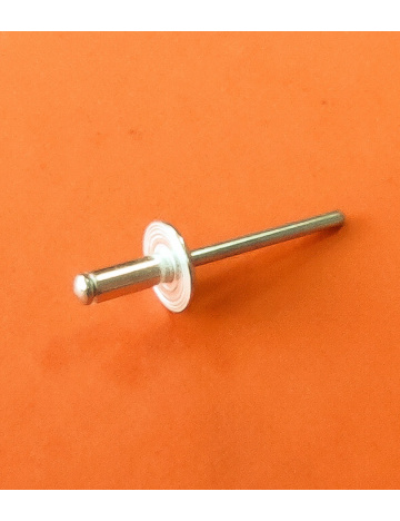 Nitowanie nitów (4,8 x 12 mm średnica główki 14 mm)